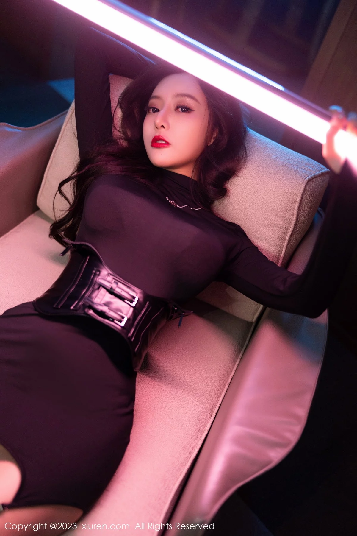 XiuRen第6099期_女神王馨瑶yanni黑色紧身服饰露暗红色蕾丝内衣完美诱惑写真77P