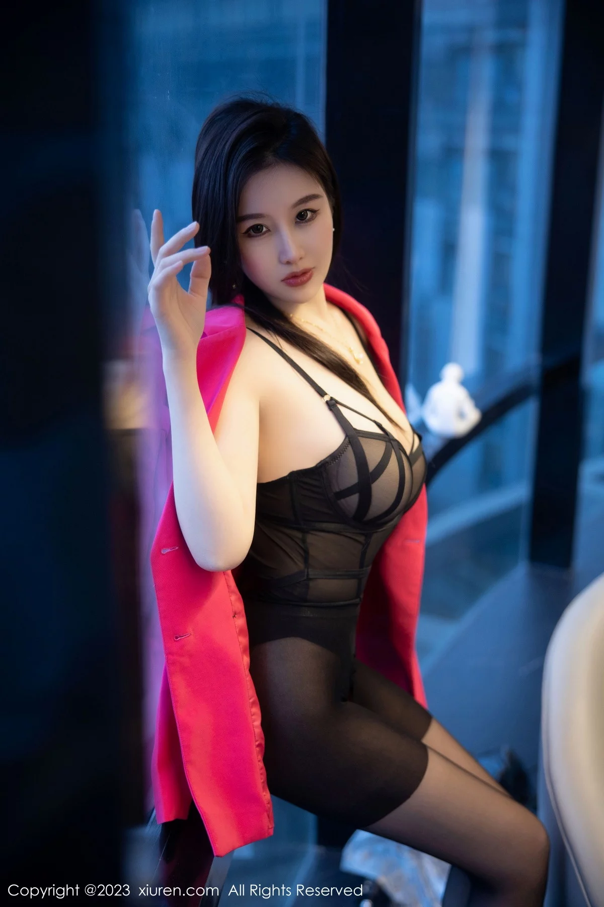 XiuRen第6103期_模特月音瞳性感黑色情趣吊带服配超薄黑丝秀雪峰美腿诱惑写真93P
