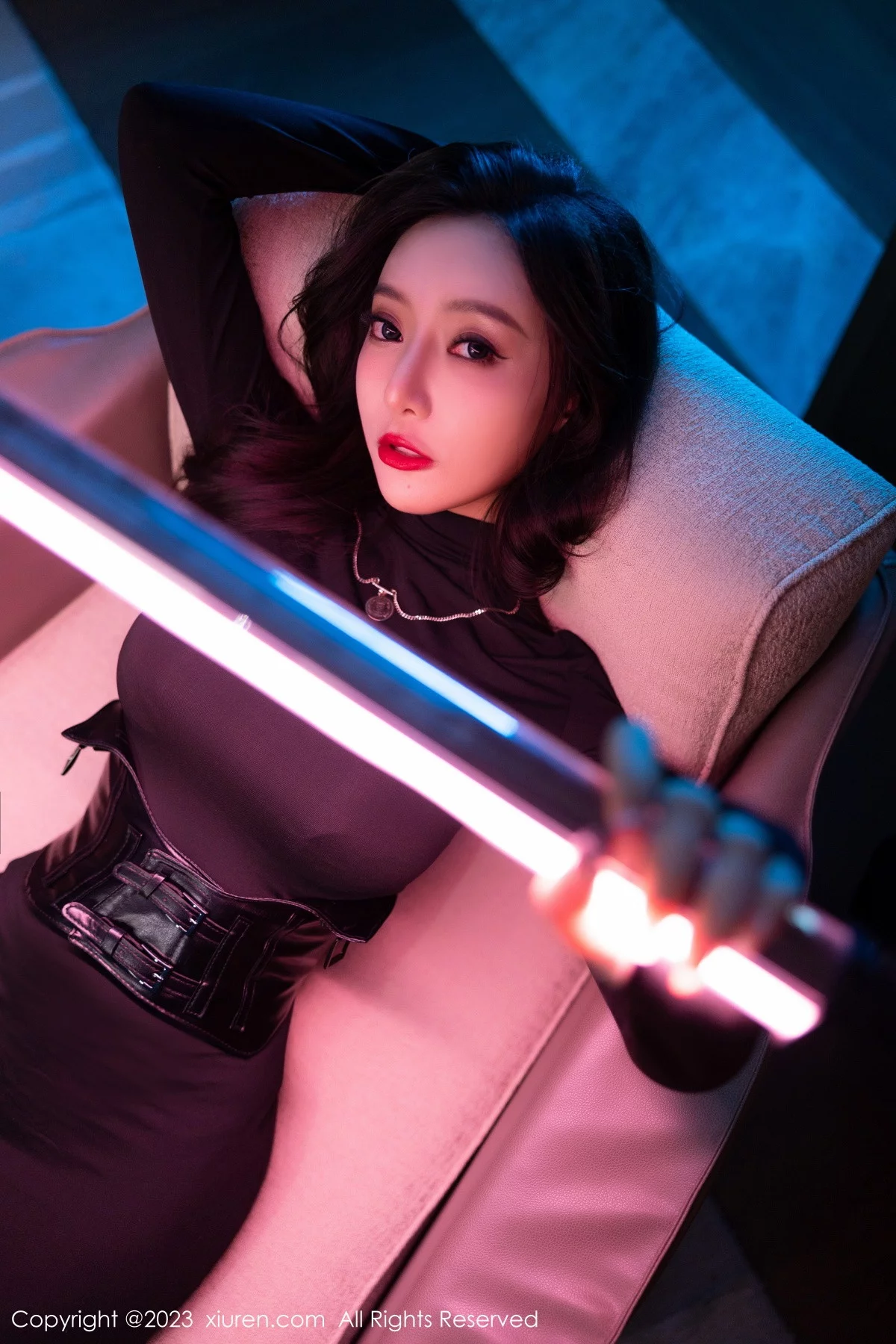 XiuRen第6099期_女神王馨瑶yanni黑色紧身服饰露暗红色蕾丝内衣完美诱惑写真77P