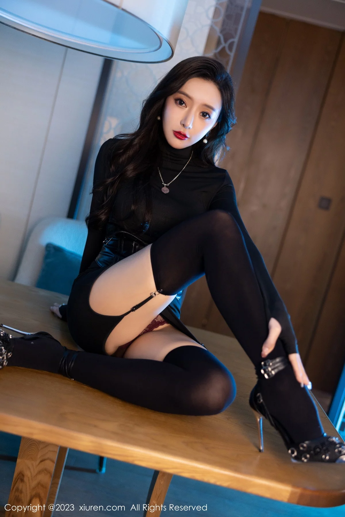 XiuRen第6099期_女神王馨瑶yanni黑色紧身服饰露暗红色蕾丝内衣完美诱惑写真77P