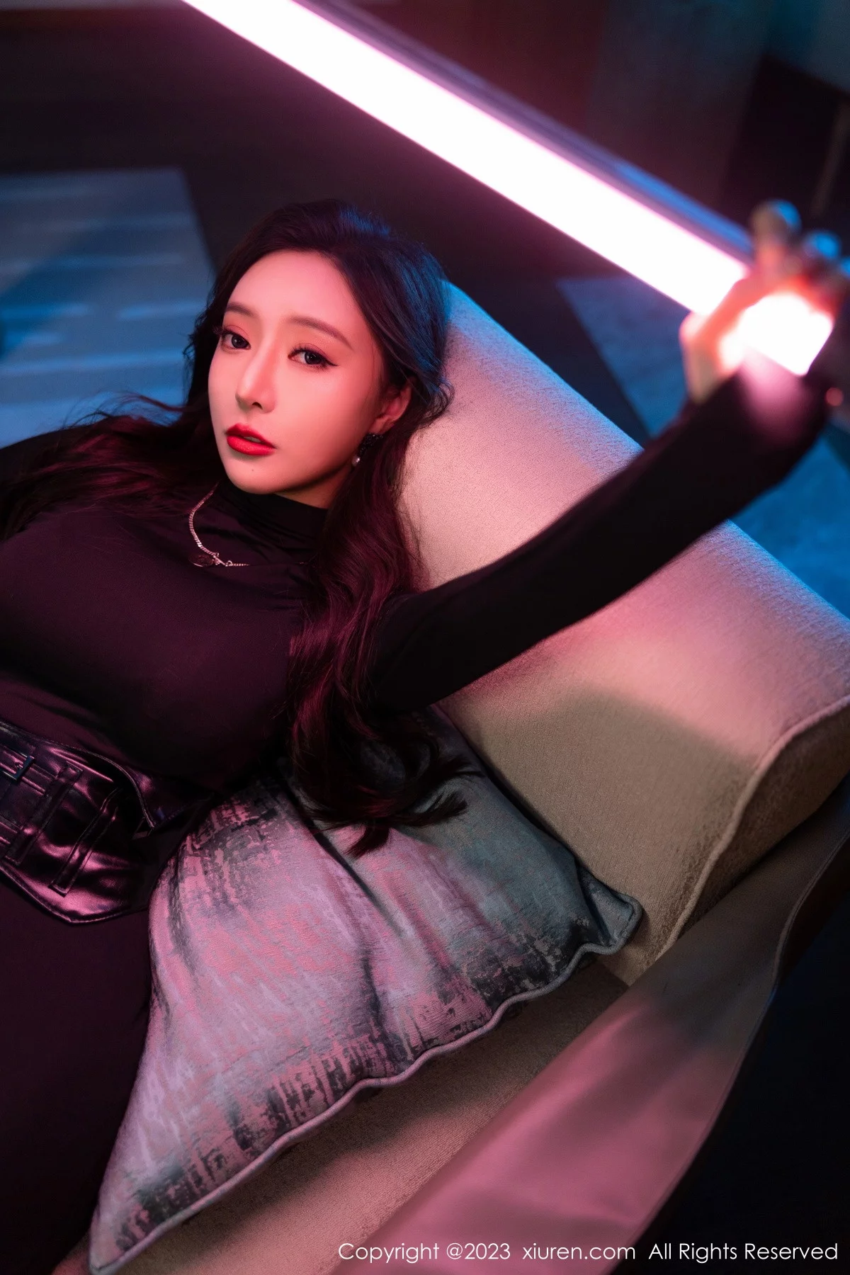 XiuRen第6099期_女神王馨瑶yanni黑色紧身服饰露暗红色蕾丝内衣完美诱惑写真77P