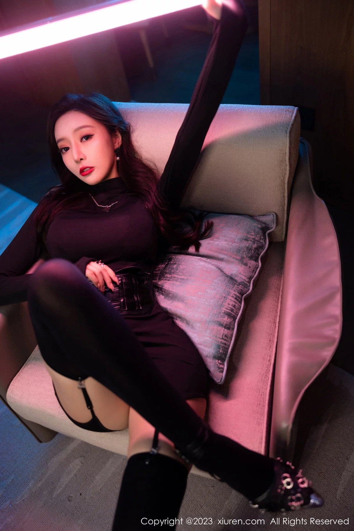 XiuRen第6099期_女神王馨瑶yanni黑色紧身服饰露暗红色蕾丝内衣完美诱惑写真77P
