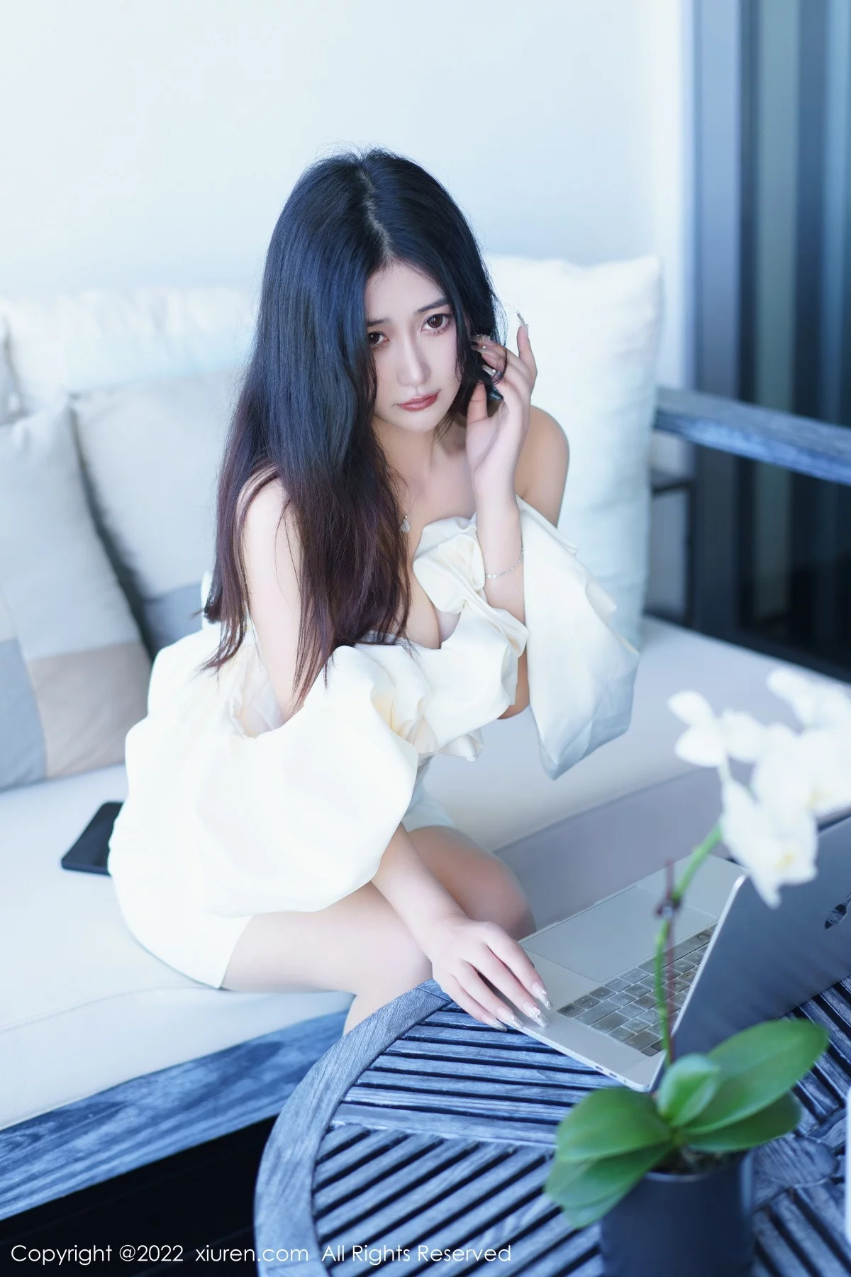 XiuRen第6032期_模特Laura阿姣性感白色露肩连衣短裙秀曼妙身姿甜美迷人写真92P