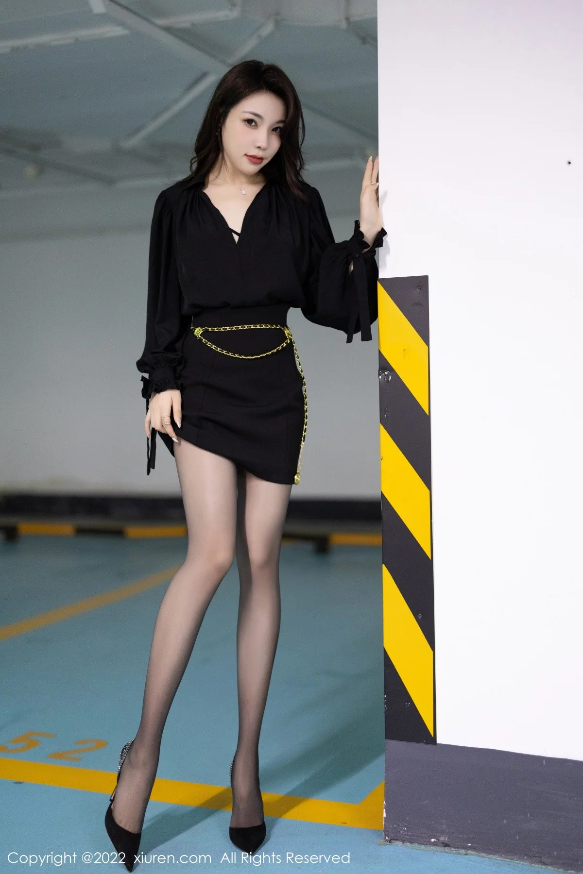 XiuRen第6033期_女神徐莉芝Booty私房半脱露黑色情趣内衣配无内黑丝诱惑写真83P