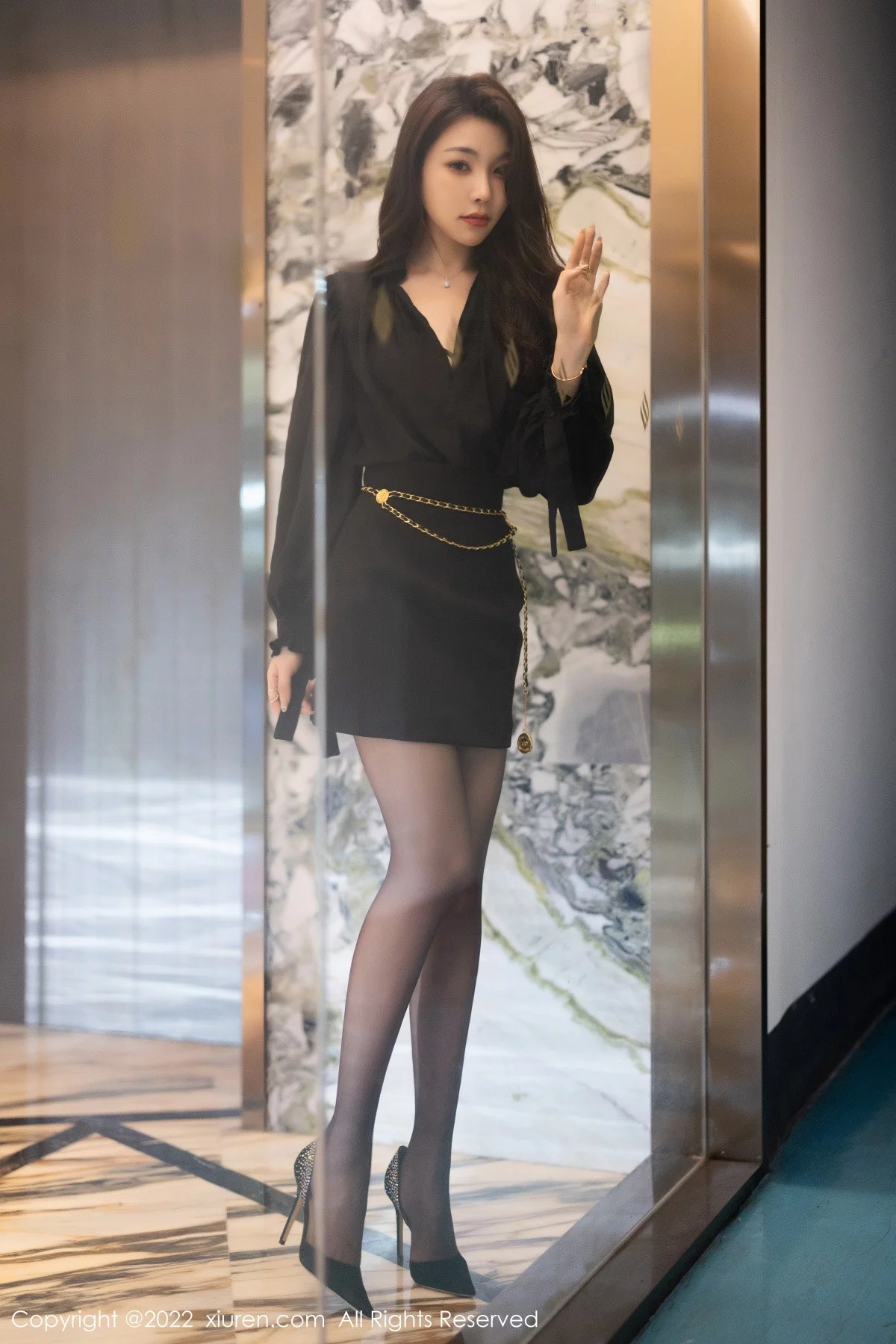 XiuRen第6033期_女神徐莉芝Booty私房半脱露黑色情趣内衣配无内黑丝诱惑写真83P