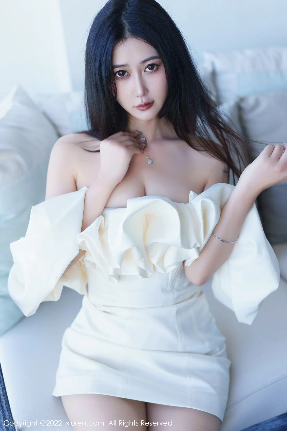 XiuRen第6032期_模特Laura阿姣性感白色露肩连衣短裙秀曼妙身姿甜美迷人写真92P
