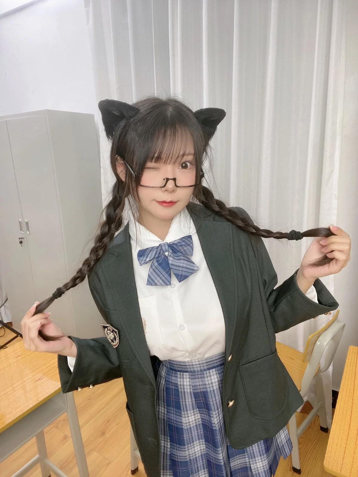 网络美女香草喵露露JK制服自拍主题私房半脱制服露性感蕾丝内衣完美诱惑写真39P