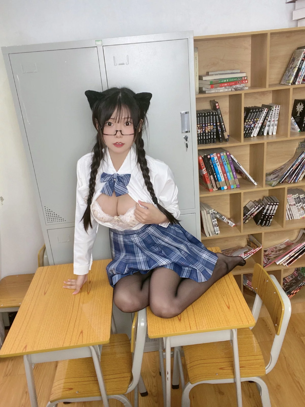 网络美女香草喵露露JK制服自拍主题私房半脱制服露性感蕾丝内衣完美诱惑写真39P