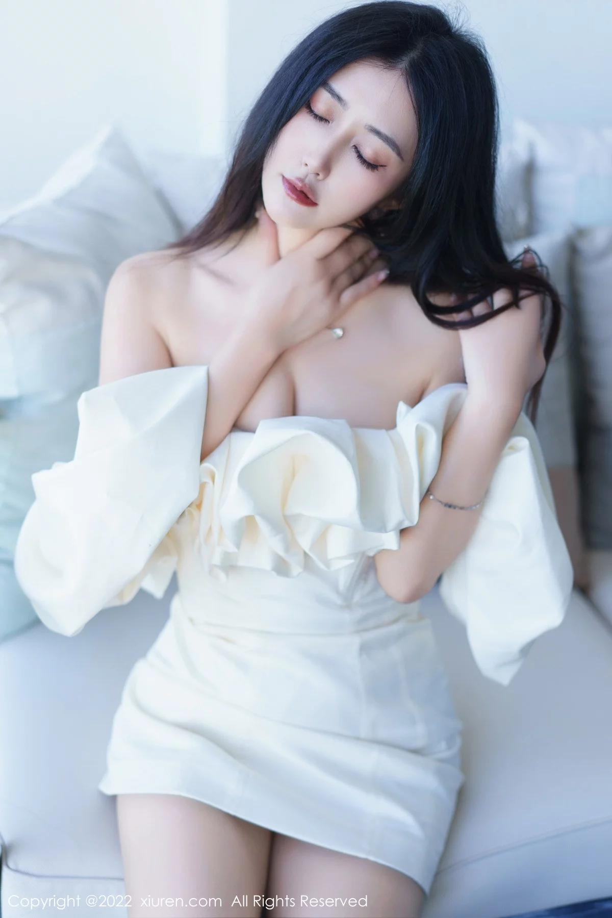 XiuRen第6032期_模特Laura阿姣性感白色露肩连衣短裙秀曼妙身姿甜美迷人写真92P