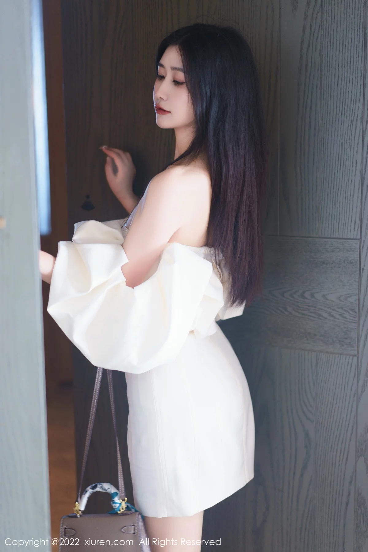 XiuRen第6032期_模特Laura阿姣性感白色露肩连衣短裙秀曼妙身姿甜美迷人写真92P