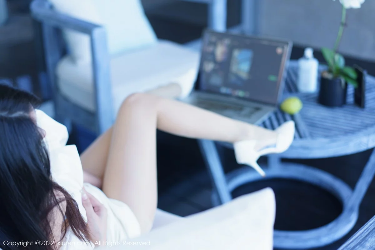 XiuRen第6032期_模特Laura阿姣性感白色露肩连衣短裙秀曼妙身姿甜美迷人写真92P