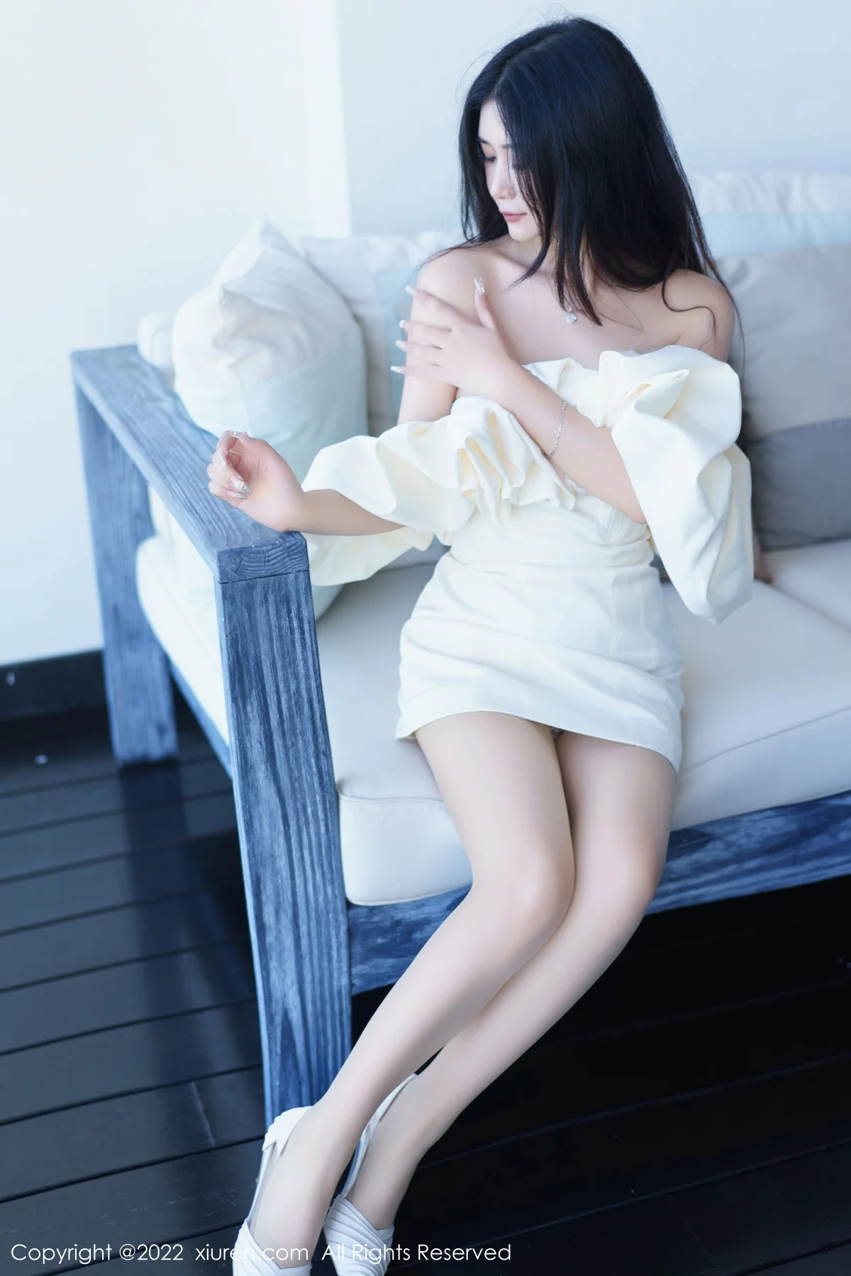 XiuRen第6032期_模特Laura阿姣性感白色露肩连衣短裙秀曼妙身姿甜美迷人写真92P