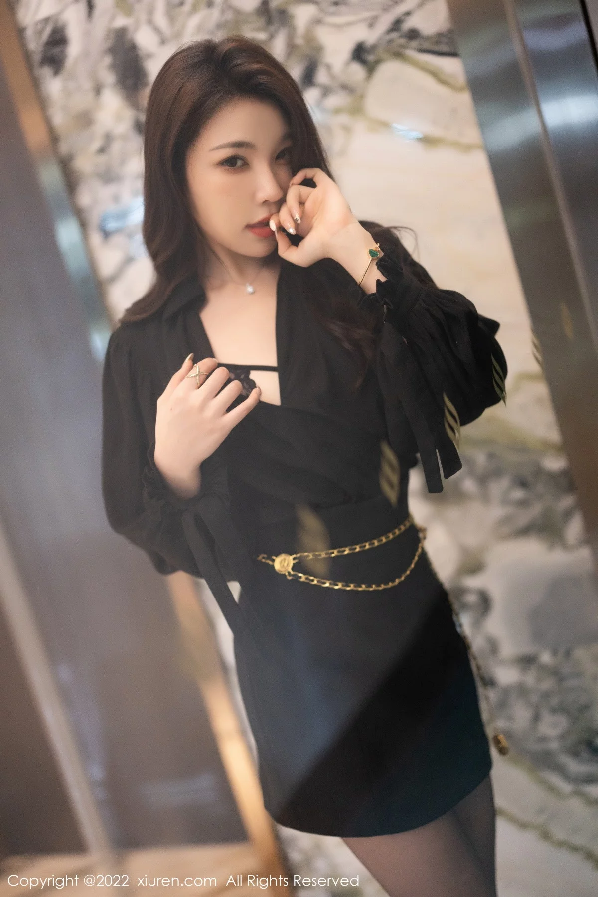 XiuRen第6033期_女神徐莉芝Booty私房半脱露黑色情趣内衣配无内黑丝诱惑写真83P