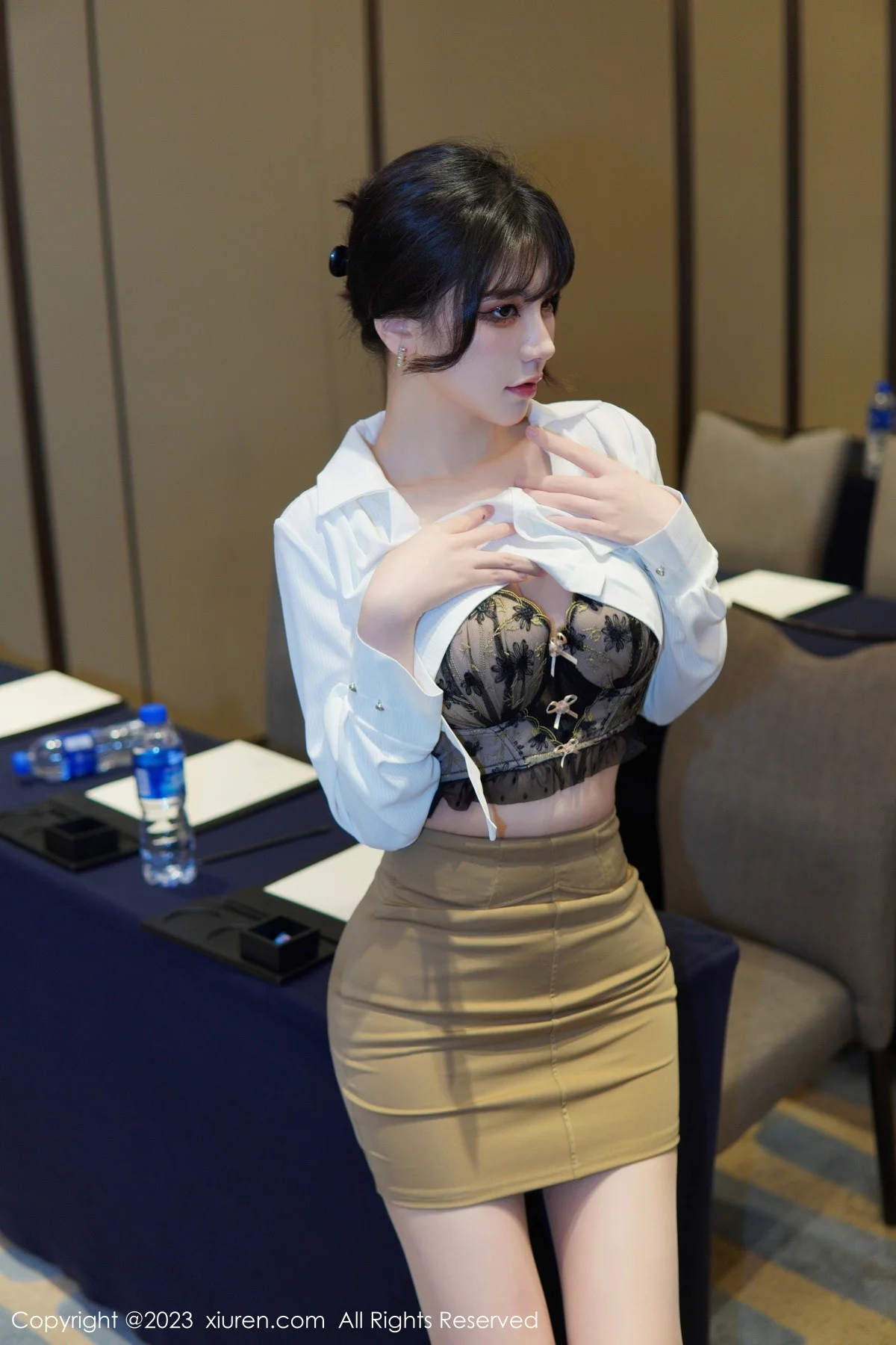 XiuRen第6111期_模特桃桃子_性感白T配黄色短裙露蕾丝内衣配开档肉丝诱惑写真86P