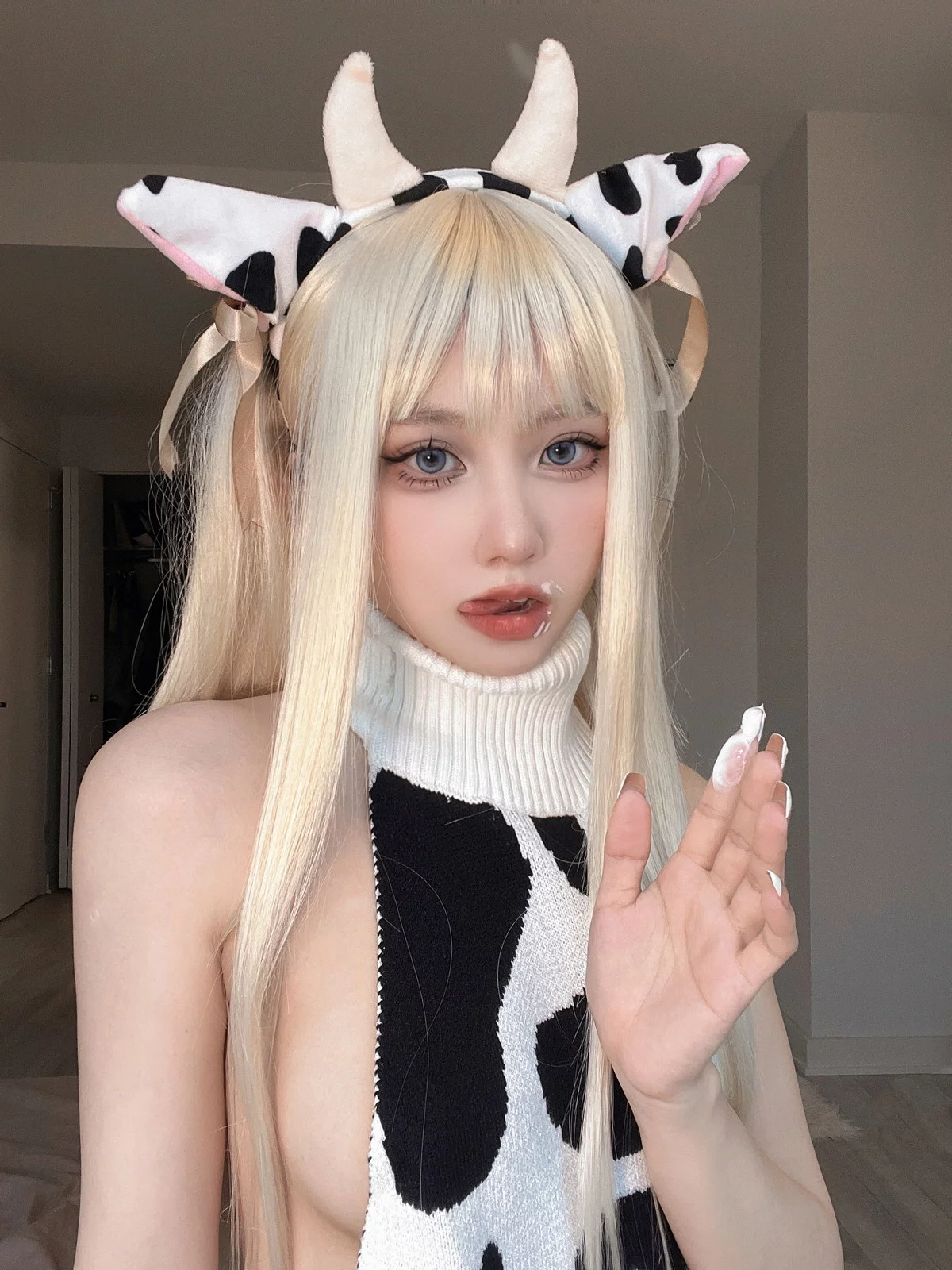 动漫博主果咩酱小奶牛主题私房性感露背毛衣配白丝袜秀翘臀美腿惹火诱惑写真33P