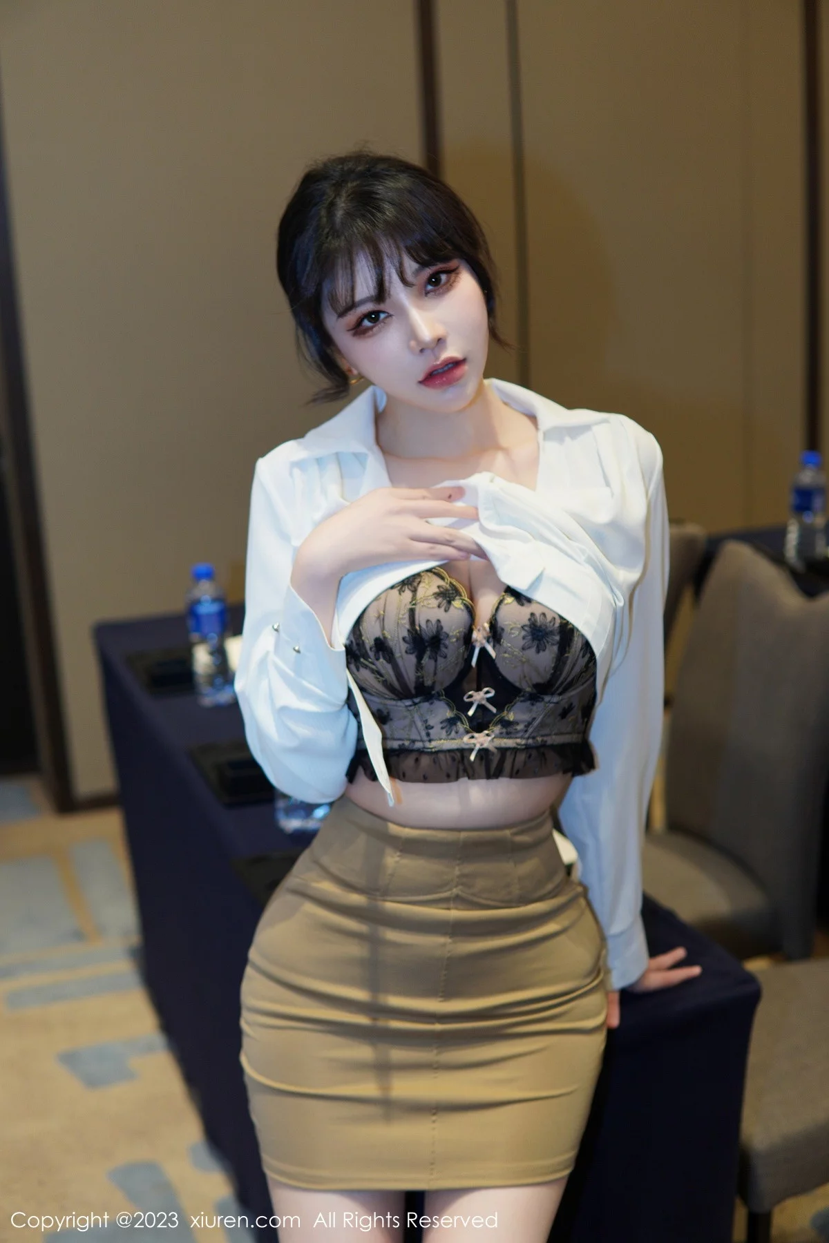 XiuRen第6111期_模特桃桃子_性感白T配黄色短裙露蕾丝内衣配开档肉丝诱惑写真86P