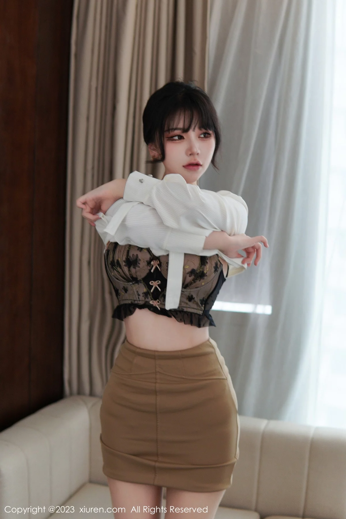 XiuRen第6111期_模特桃桃子_性感白T配黄色短裙露蕾丝内衣配开档肉丝诱惑写真86P