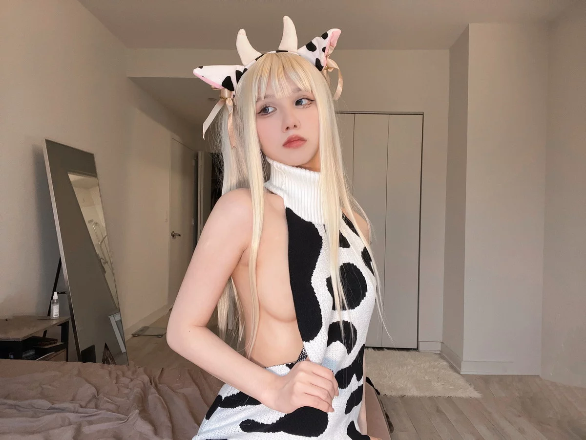 动漫博主果咩酱小奶牛主题私房性感露背毛衣配白丝袜秀翘臀美腿惹火诱惑写真33P