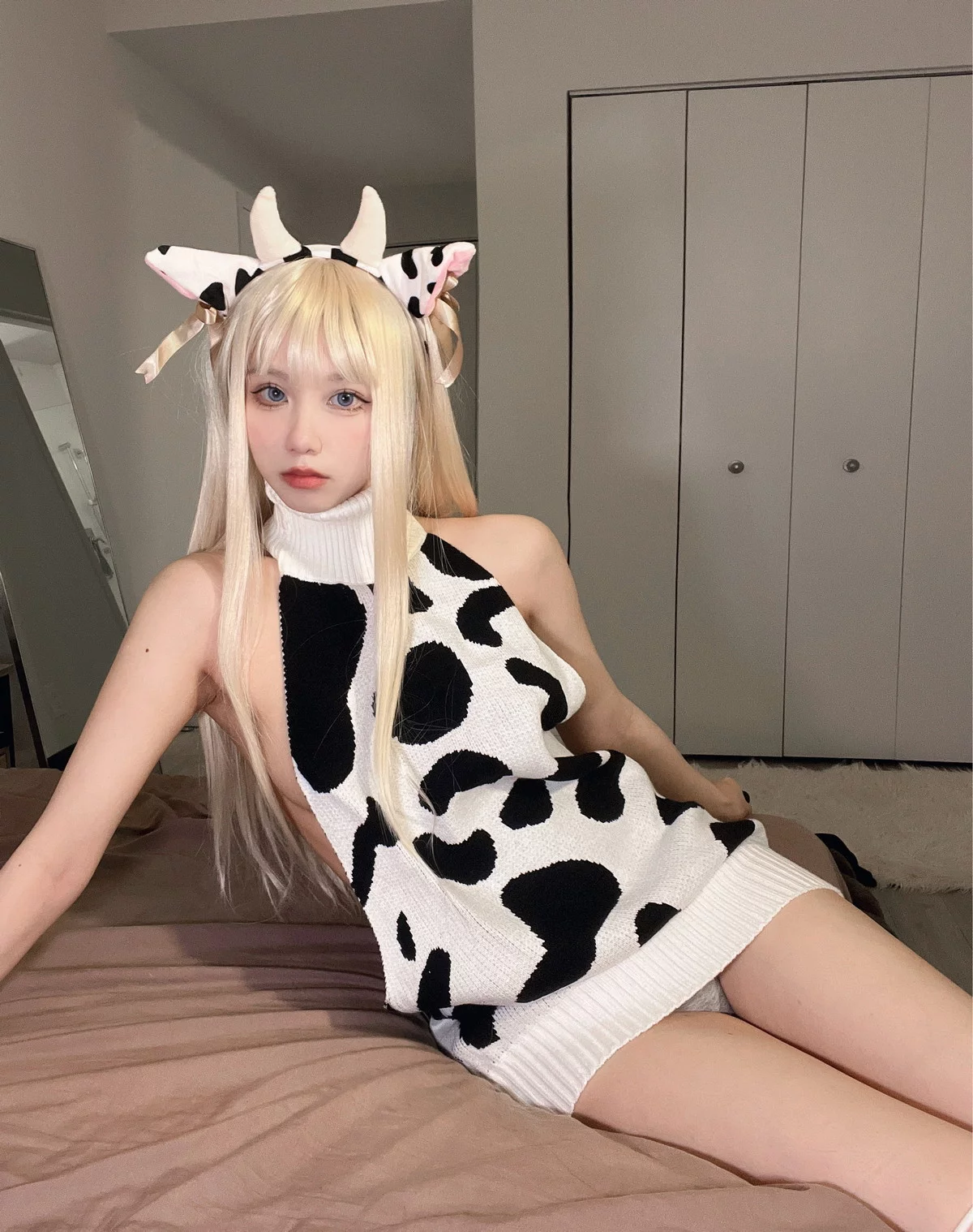 动漫博主果咩酱小奶牛主题私房性感露背毛衣配白丝袜秀翘臀美腿惹火诱惑写真33P