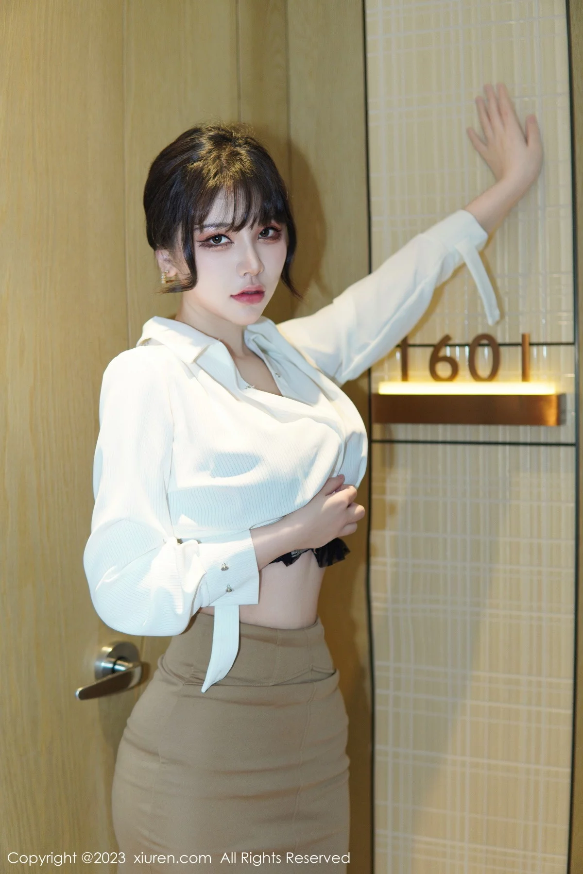 XiuRen第6111期_模特桃桃子_性感白T配黄色短裙露蕾丝内衣配开档肉丝诱惑写真86P