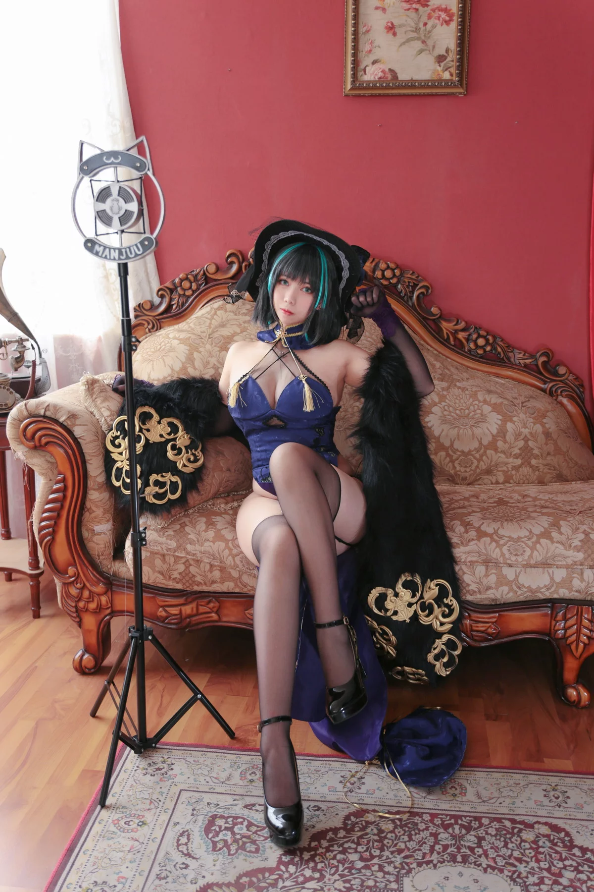 网络美女Meroko_魅瞳柴郡旗袍主题私房情趣旗袍配黑丝吊袜秀翘臀美腿诱惑写真33P