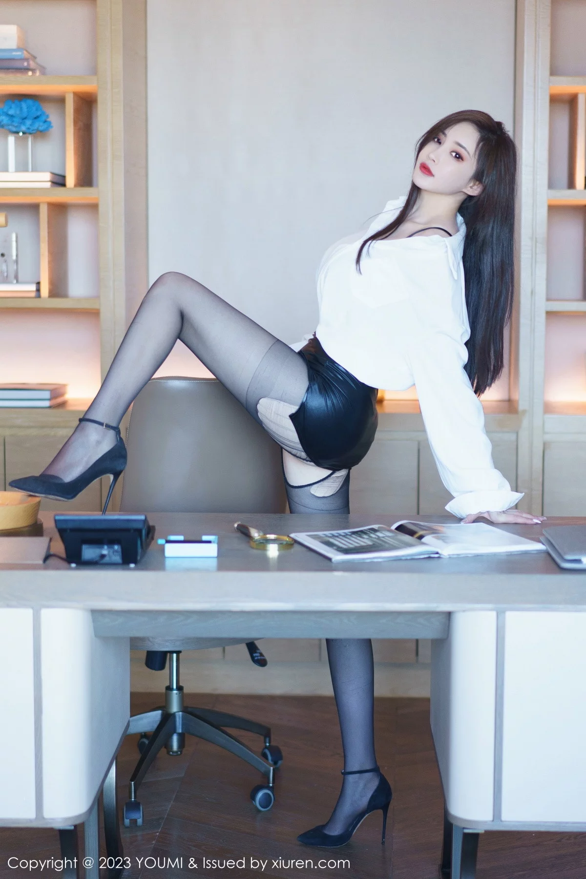 [YouMi尤蜜荟]Vol.890_女神Carol周妍希白色上衣配黑短裙露性感内衣破烂黑丝诱惑写真97P