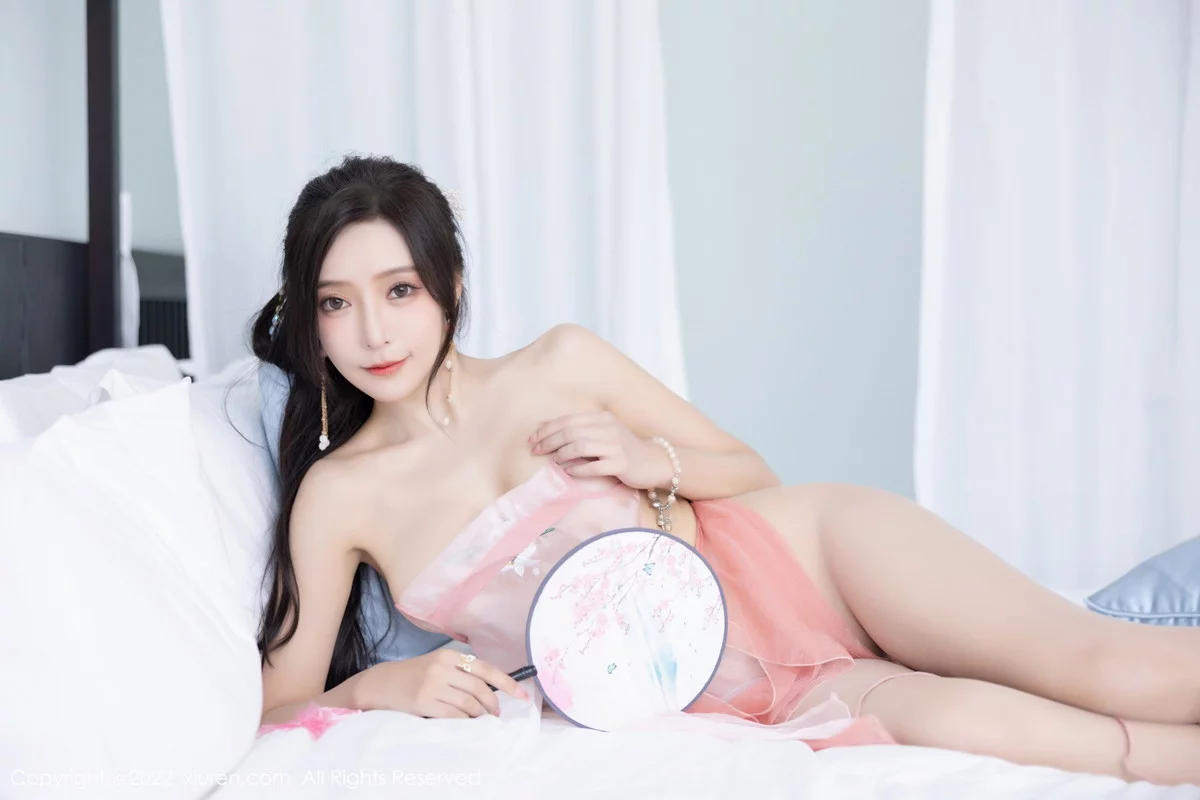 XiuRen第6040期_女神王馨瑶yanni私房粉色肚兜配超薄肉丝秀惹火身材诱惑写真81P