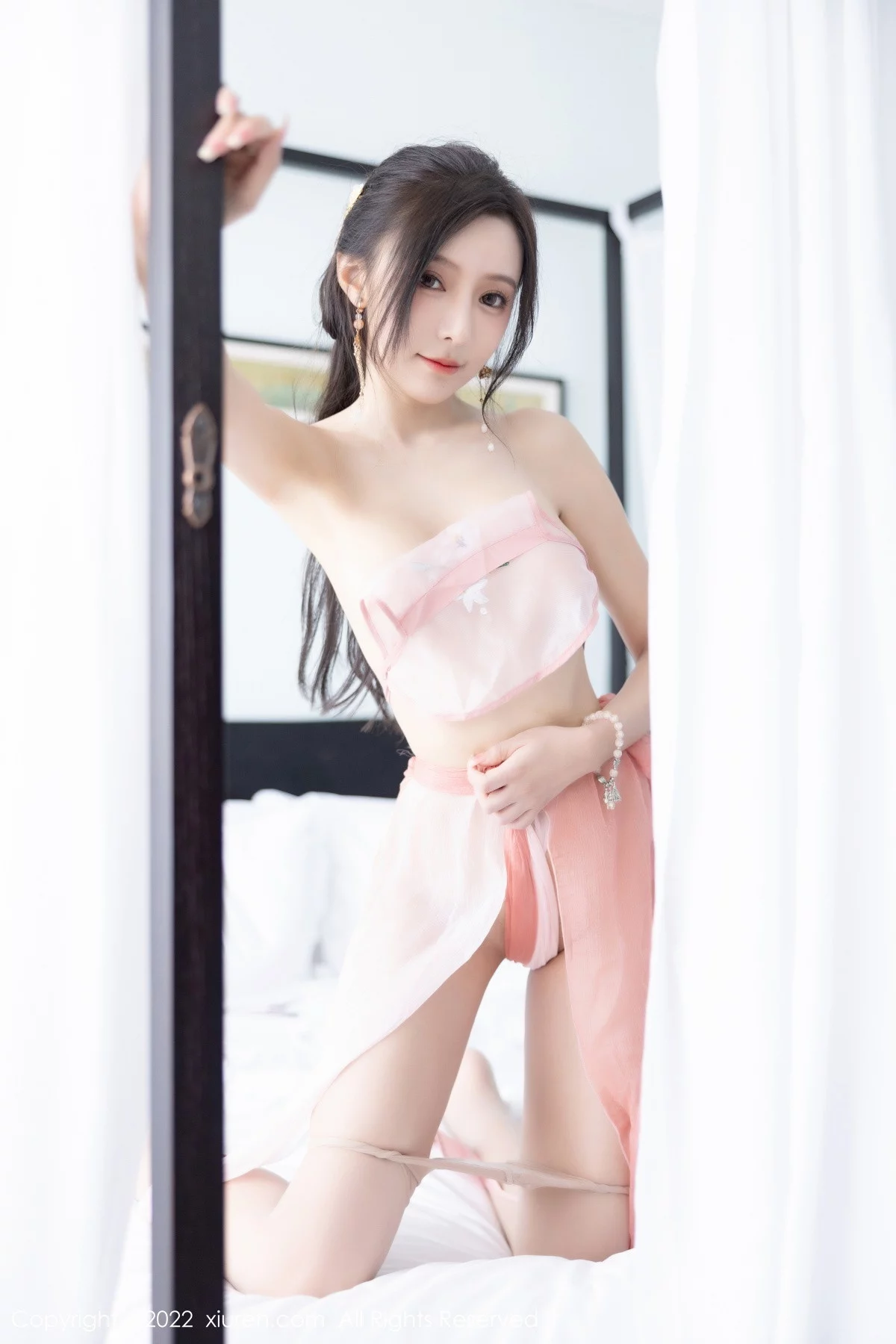 XiuRen第6040期_女神王馨瑶yanni私房粉色肚兜配超薄肉丝秀惹火身材诱惑写真81P