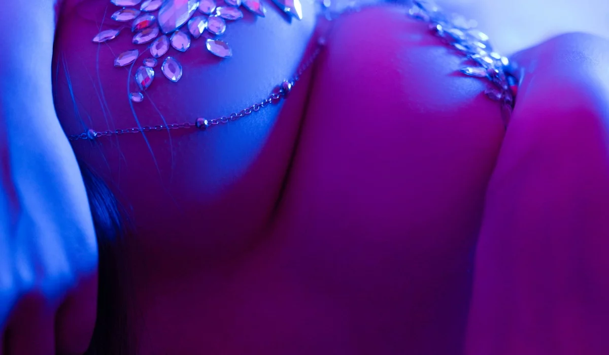 Cosplay美女日奈娇星空钻石主题私房暗色灯光下钻石情趣内衣秀豪乳诱惑写真26P
