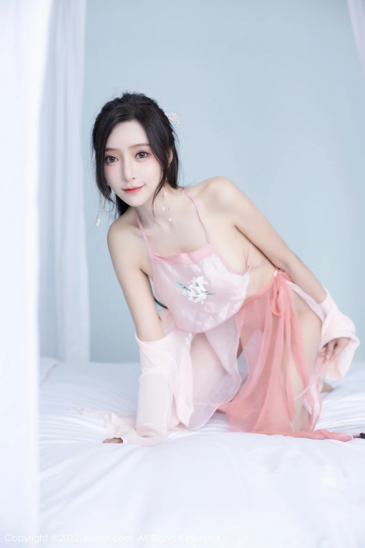 XiuRen第6040期_女神王馨瑶yanni私房粉色肚兜配超薄肉丝秀惹火身材诱惑写真81P