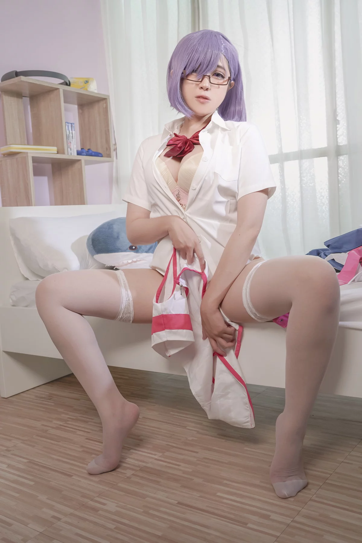 网络美女奈奈记瑞莎主题居家私房半脱露性感粉色内衣秀丰满身材撩人诱惑写真25P