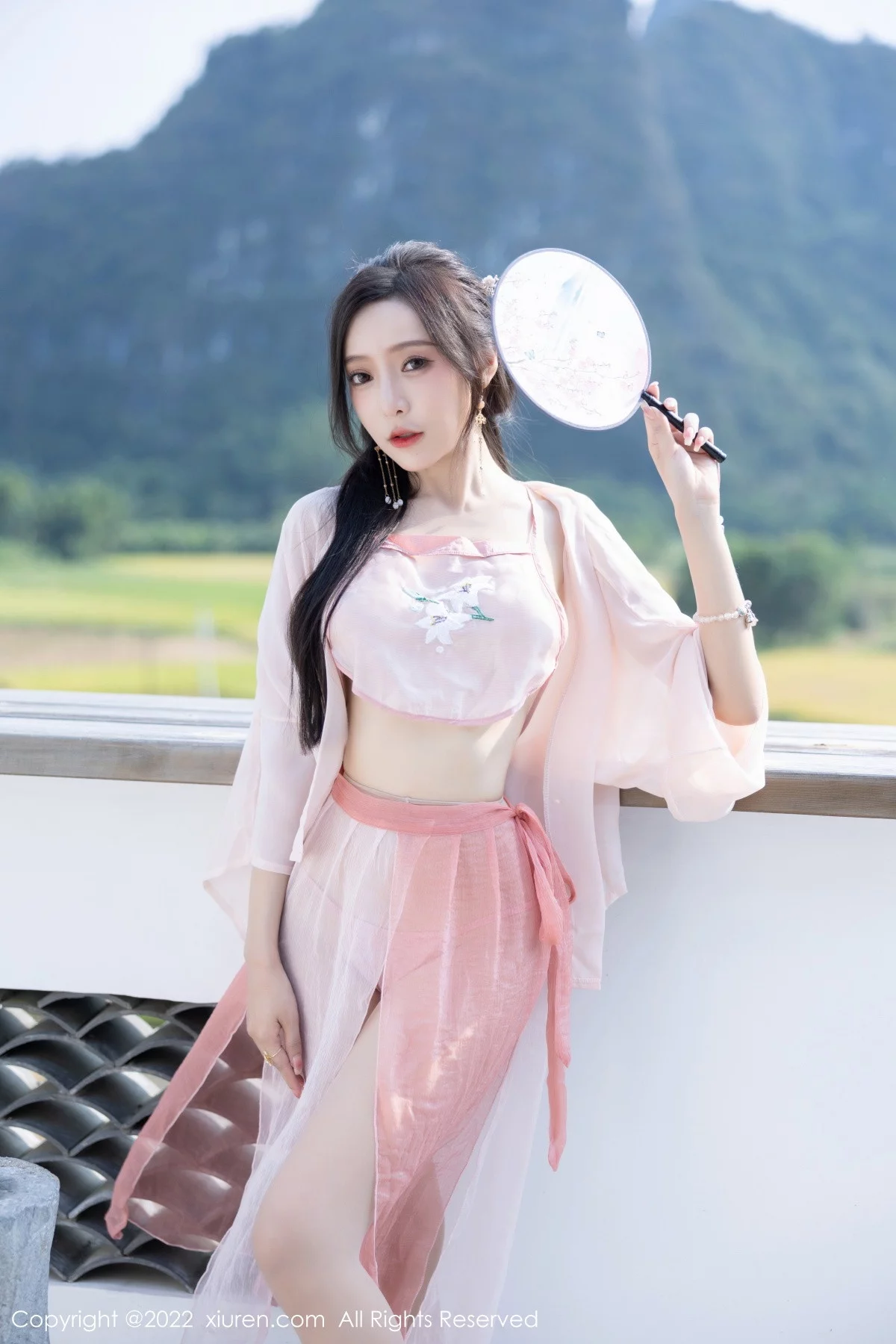 XiuRen第6040期_女神王馨瑶yanni私房粉色肚兜配超薄肉丝秀惹火身材诱惑写真81P
