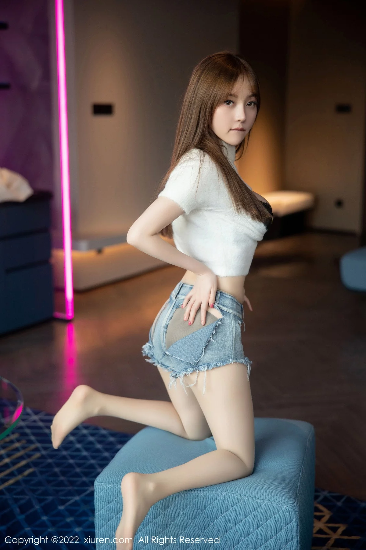XiuRen第6035期_模特豆瓣酱白色轻透收身衣配牛仔短裤露黑色蕾丝内衣诱惑写真86P
