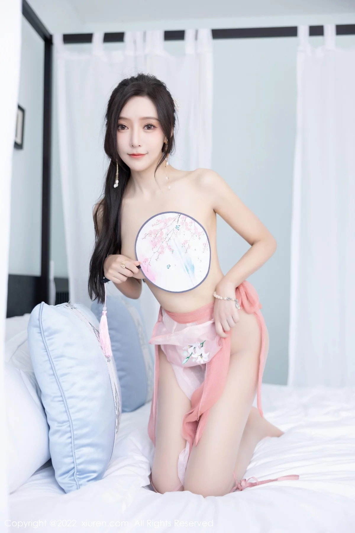 XiuRen第6040期_女神王馨瑶yanni私房粉色肚兜配超薄肉丝秀惹火身材诱惑写真81P