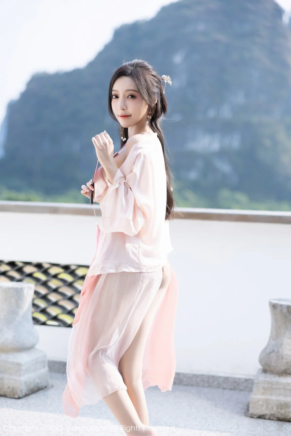 XiuRen第6040期_女神王馨瑶yanni私房粉色肚兜配超薄肉丝秀惹火身材诱惑写真81P