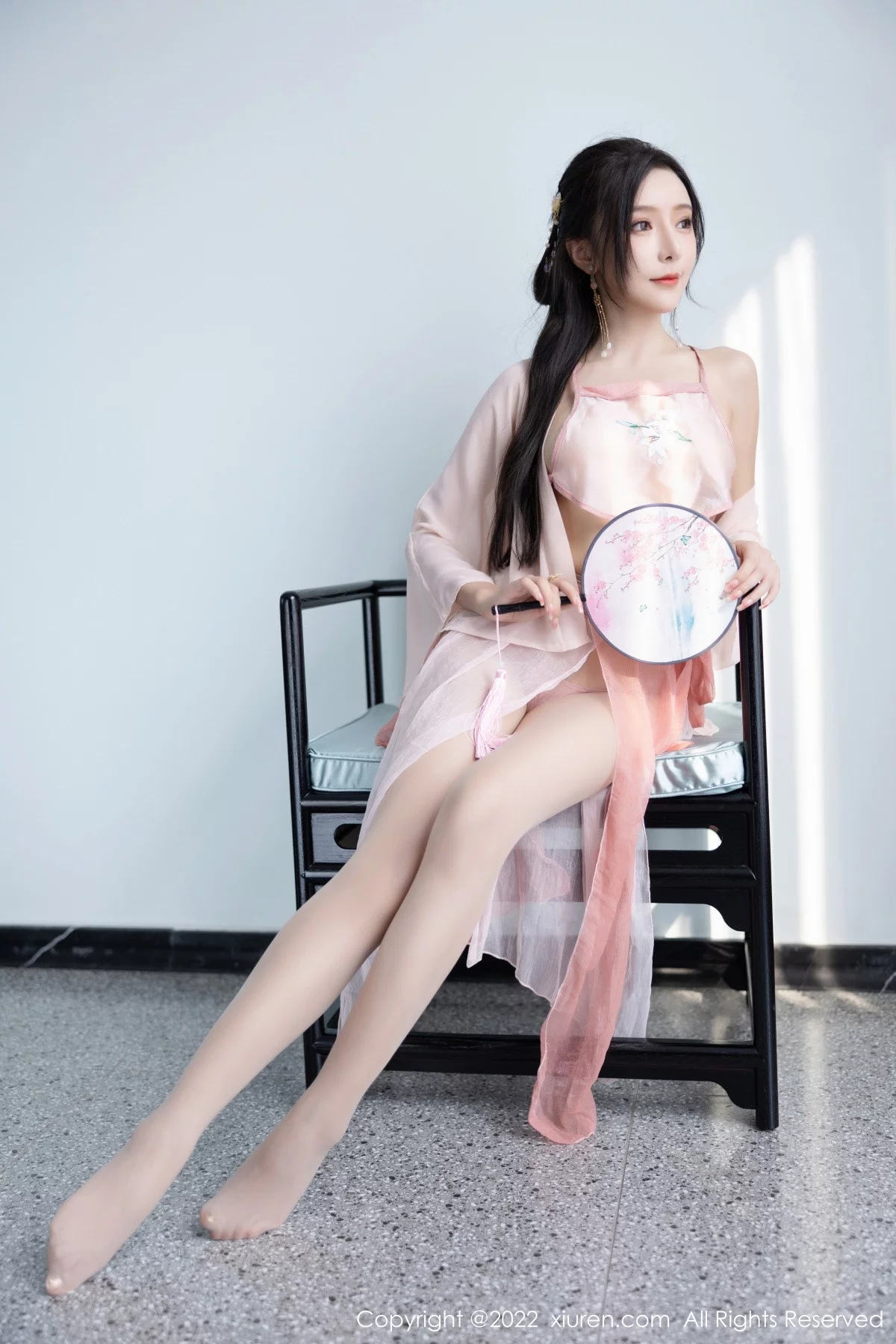 XiuRen第6040期_女神王馨瑶yanni私房粉色肚兜配超薄肉丝秀惹火身材诱惑写真81P