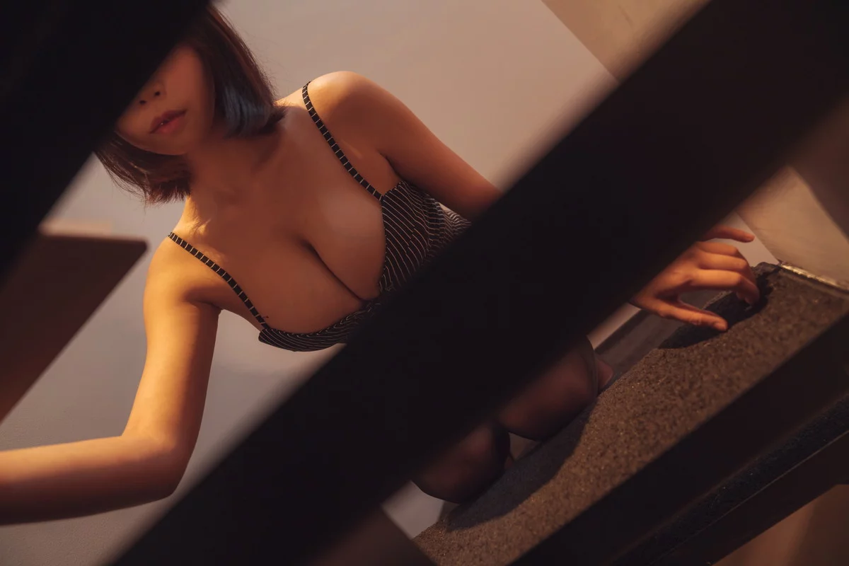 萌妹奈汐酱nice-OL制服主题私房床上脱性感制服露火辣身材极致诱惑写真32P
