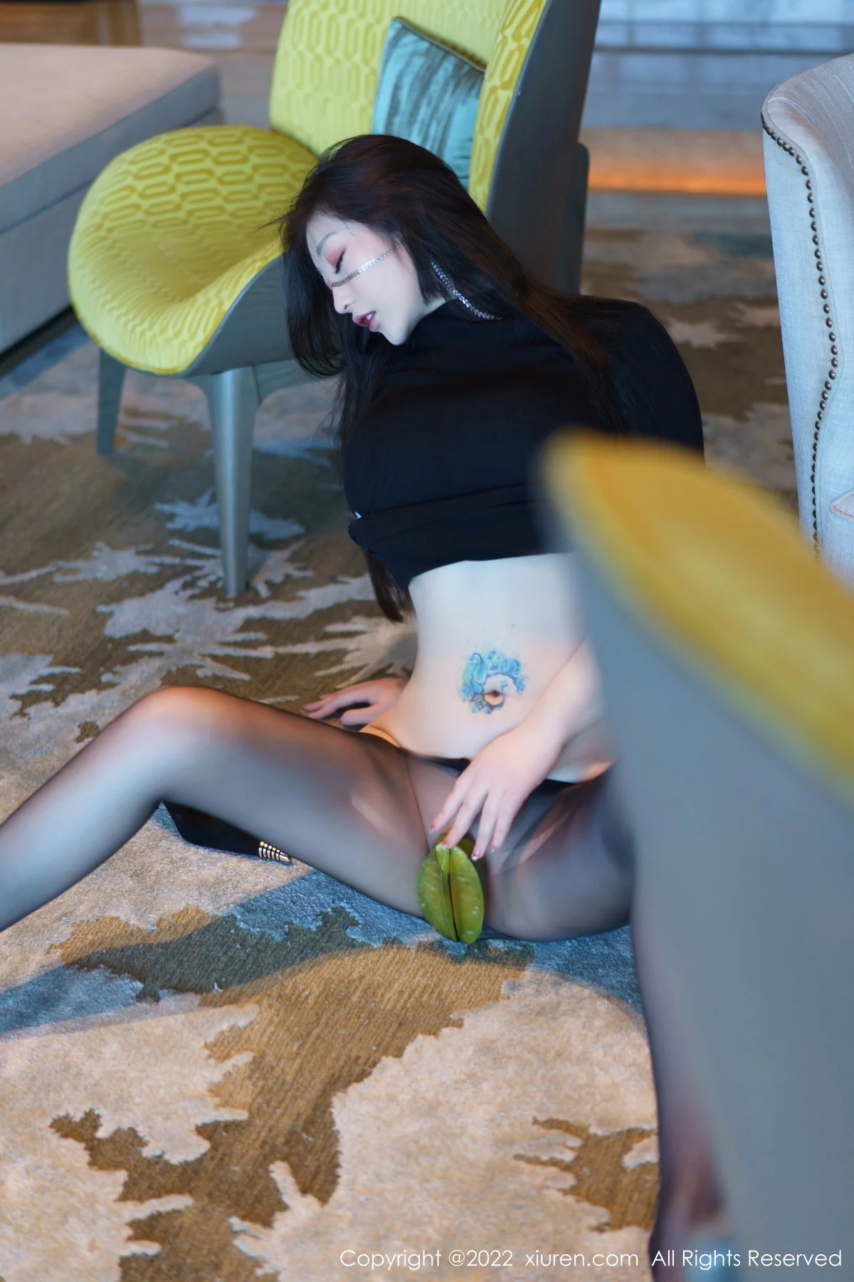 XiuRen第6036期_女神妲己_Toxic黑色收身衣配超薄无内黑丝秀翘臀美腿诱惑写真80P