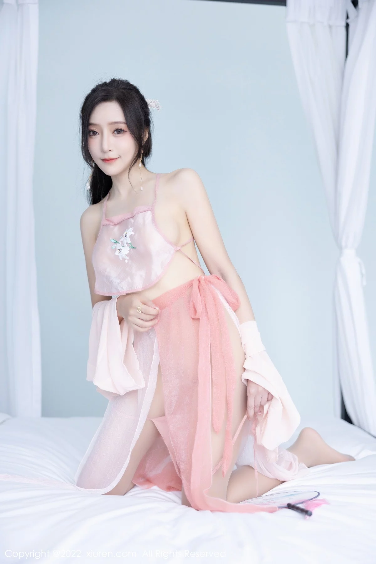 XiuRen第6040期_女神王馨瑶yanni私房粉色肚兜配超薄肉丝秀惹火身材诱惑写真81P