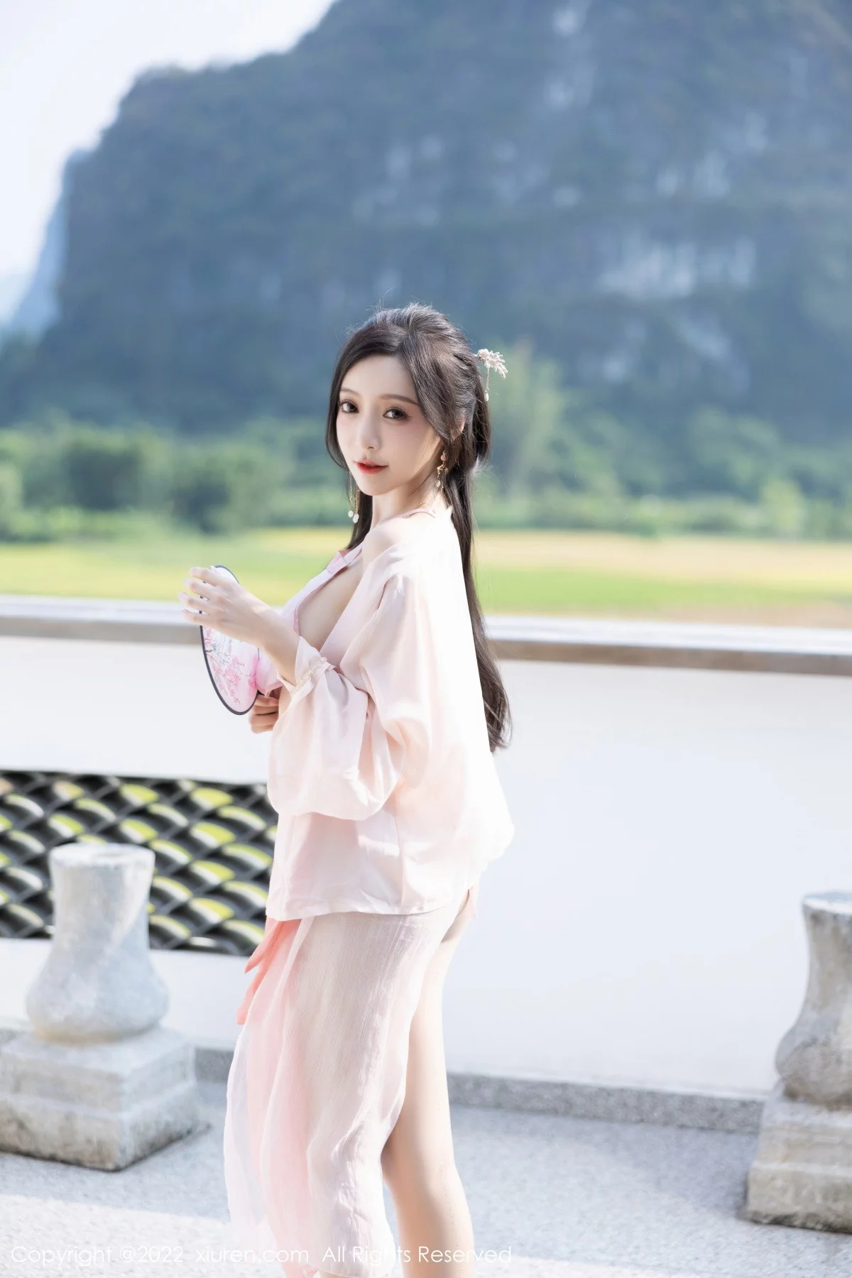 XiuRen第6040期_女神王馨瑶yanni私房粉色肚兜配超薄肉丝秀惹火身材诱惑写真81P