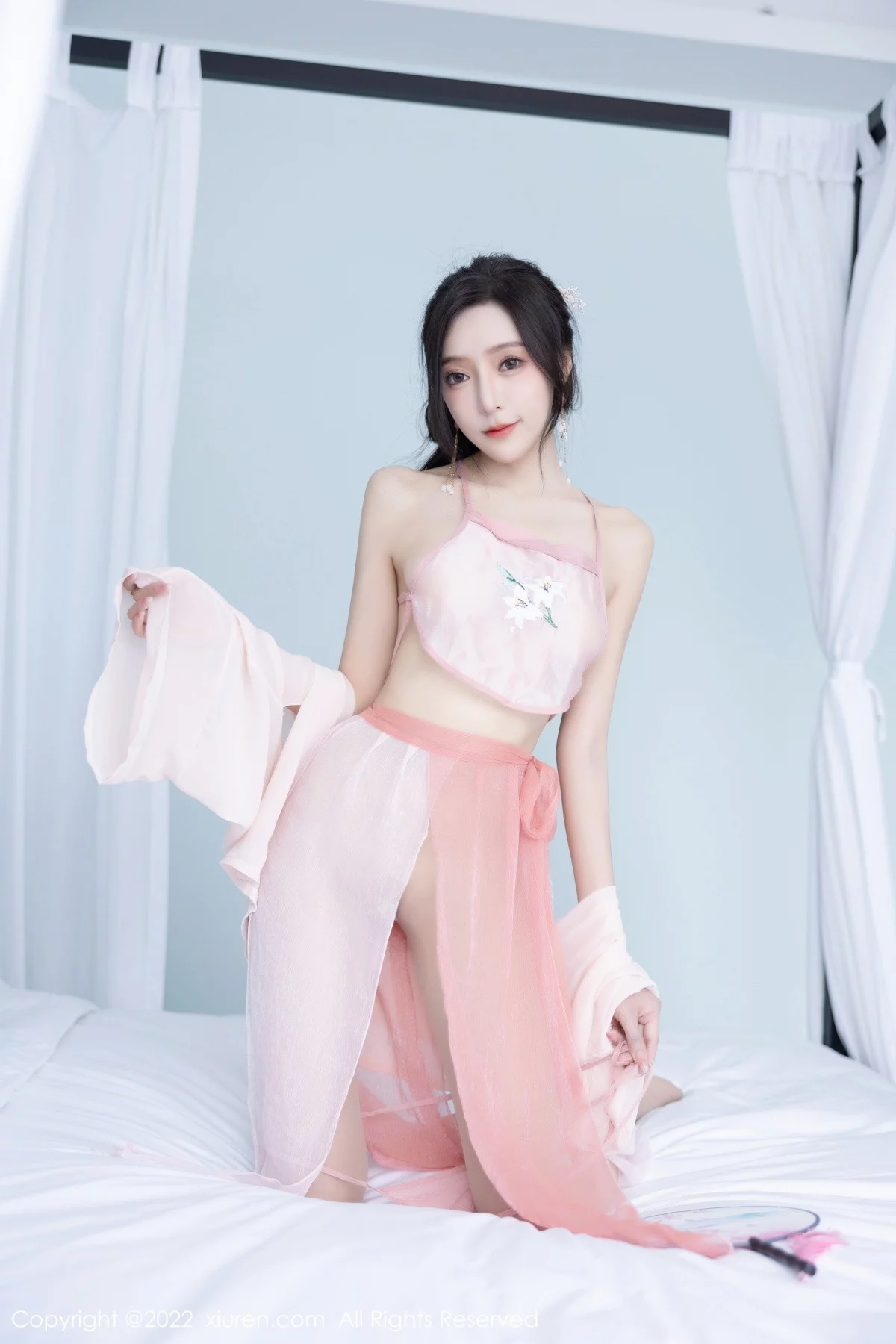 XiuRen第6040期_女神王馨瑶yanni私房粉色肚兜配超薄肉丝秀惹火身材诱惑写真81P