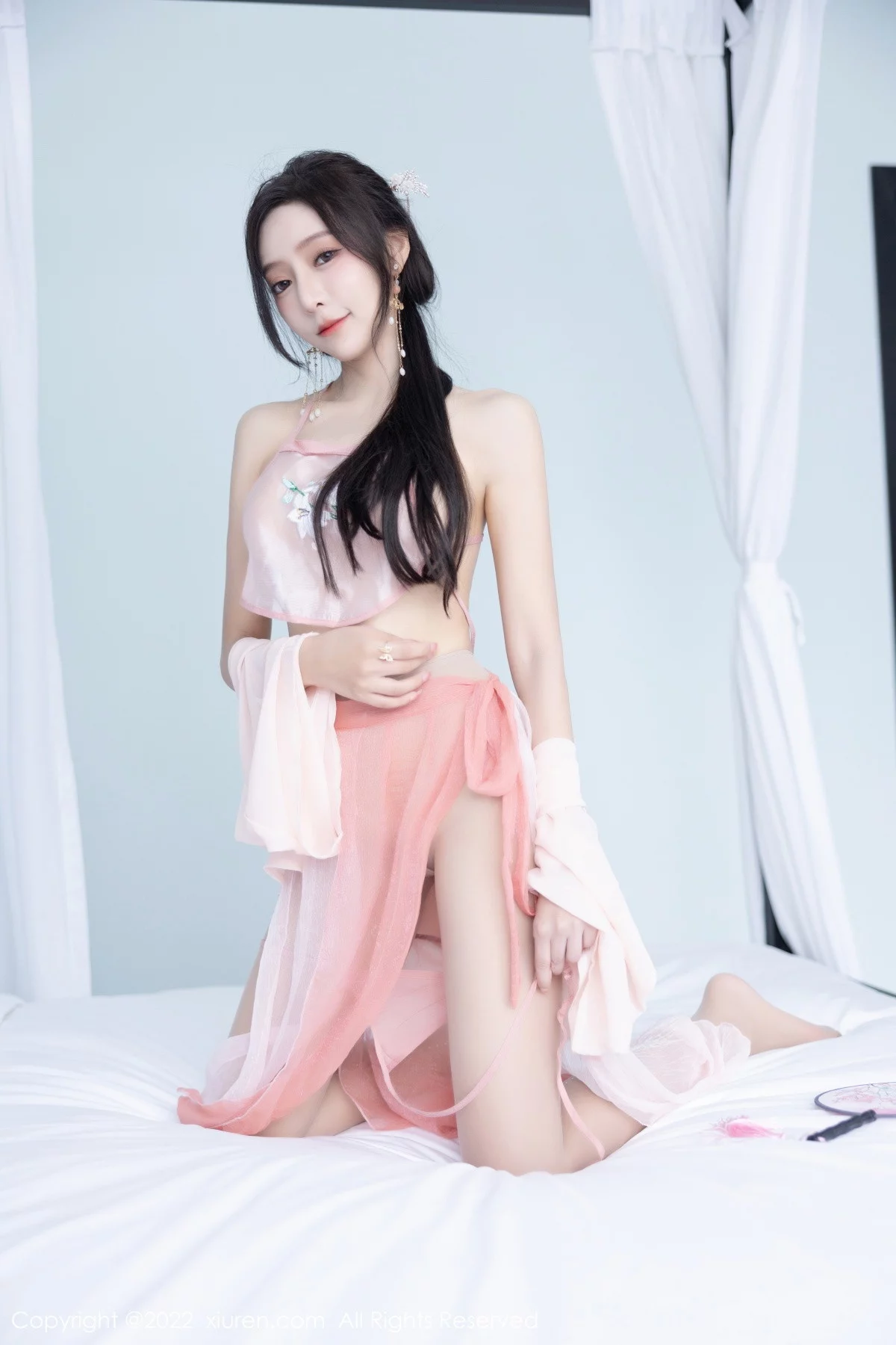 XiuRen第6040期_女神王馨瑶yanni私房粉色肚兜配超薄肉丝秀惹火身材诱惑写真81P