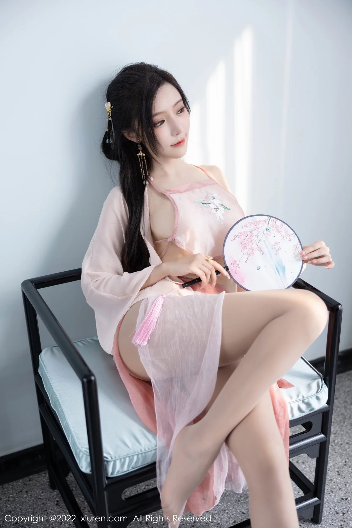 XiuRen第6040期_女神王馨瑶yanni私房粉色肚兜配超薄肉丝秀惹火身材诱惑写真81P