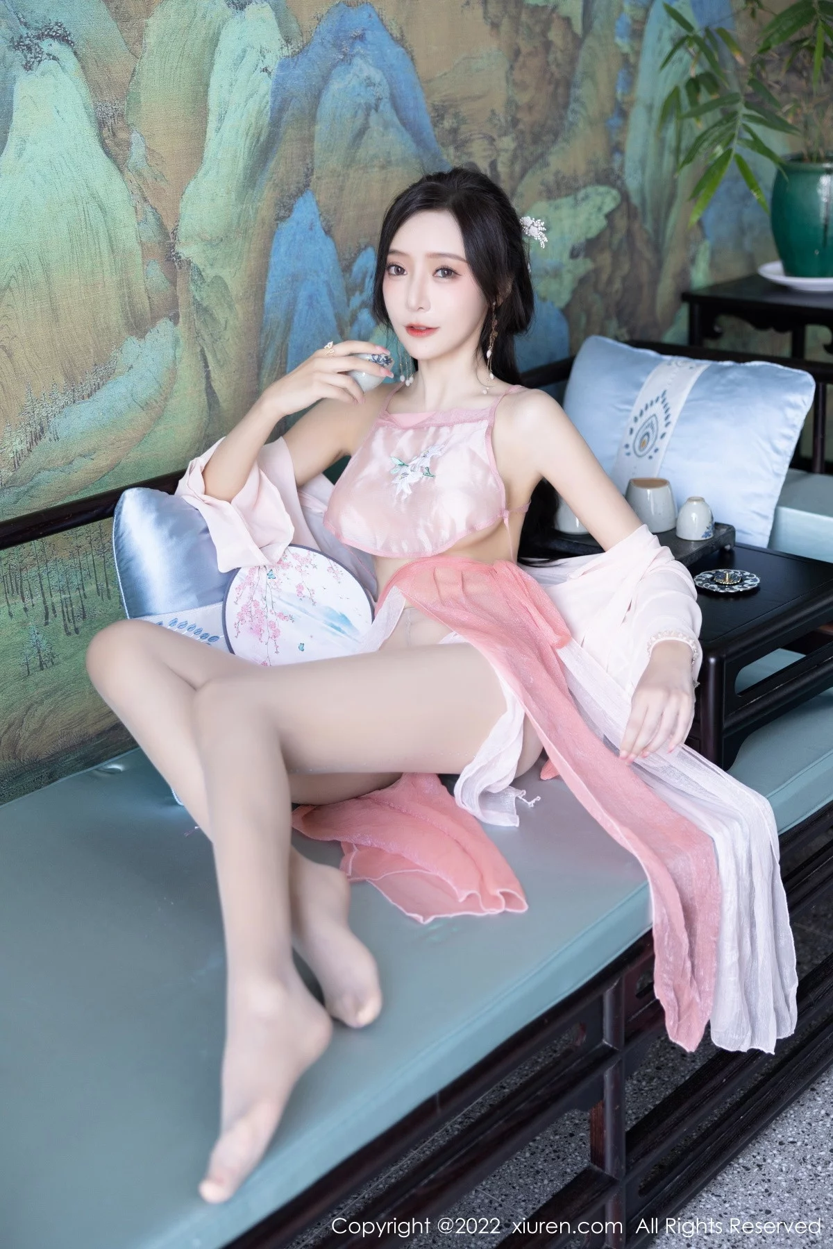 XiuRen第6040期_女神王馨瑶yanni私房粉色肚兜配超薄肉丝秀惹火身材诱惑写真81P