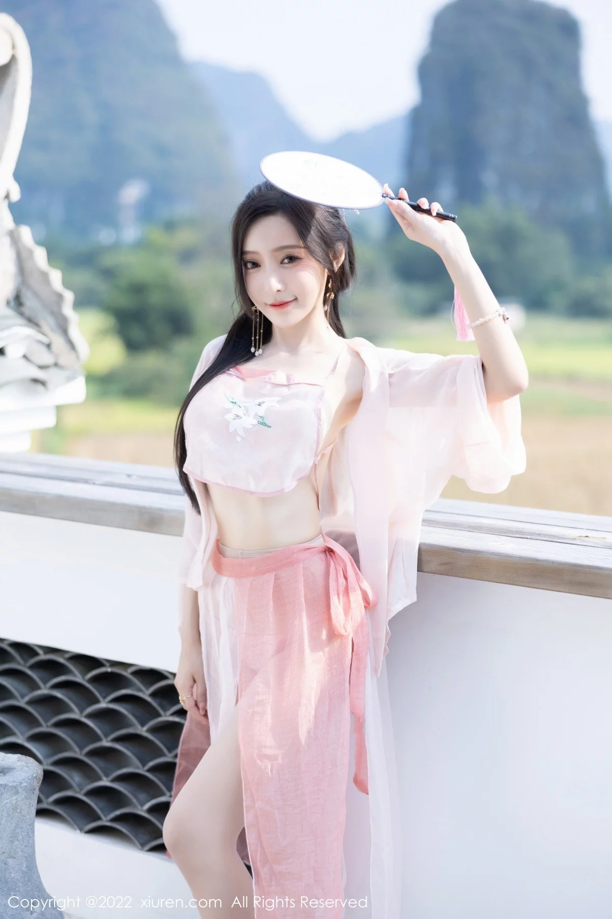 XiuRen第6040期_女神王馨瑶yanni私房粉色肚兜配超薄肉丝秀惹火身材诱惑写真81P