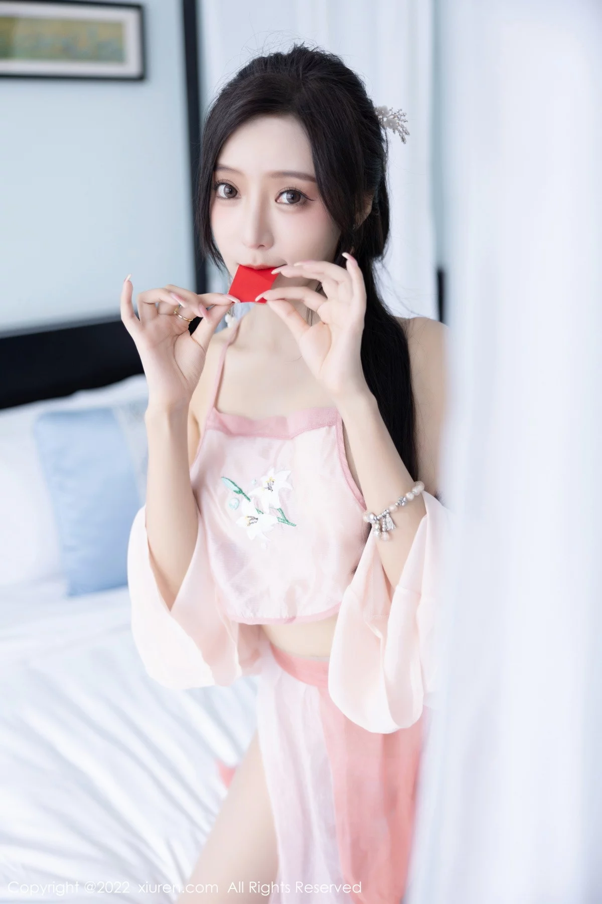 XiuRen第6040期_女神王馨瑶yanni私房粉色肚兜配超薄肉丝秀惹火身材诱惑写真81P