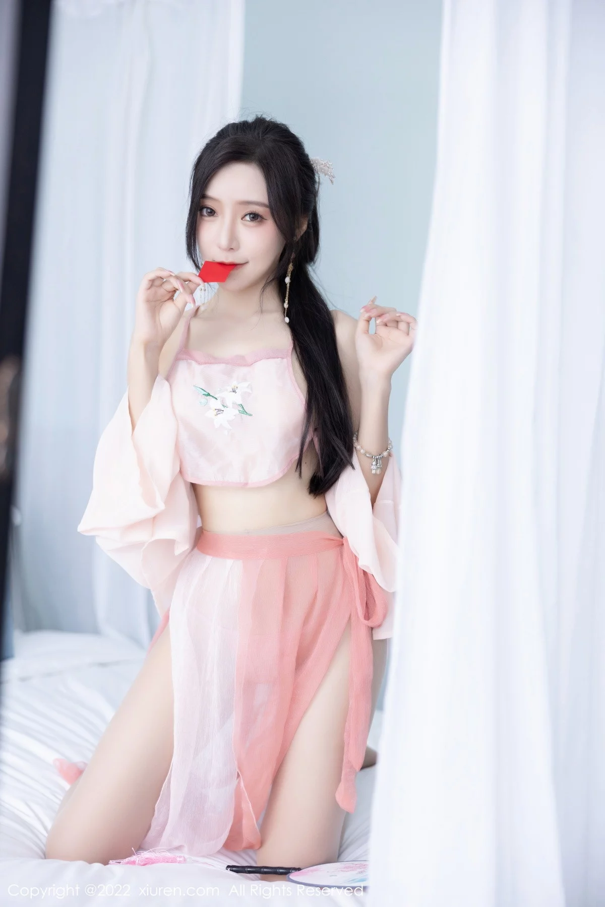 XiuRen第6040期_女神王馨瑶yanni私房粉色肚兜配超薄肉丝秀惹火身材诱惑写真81P