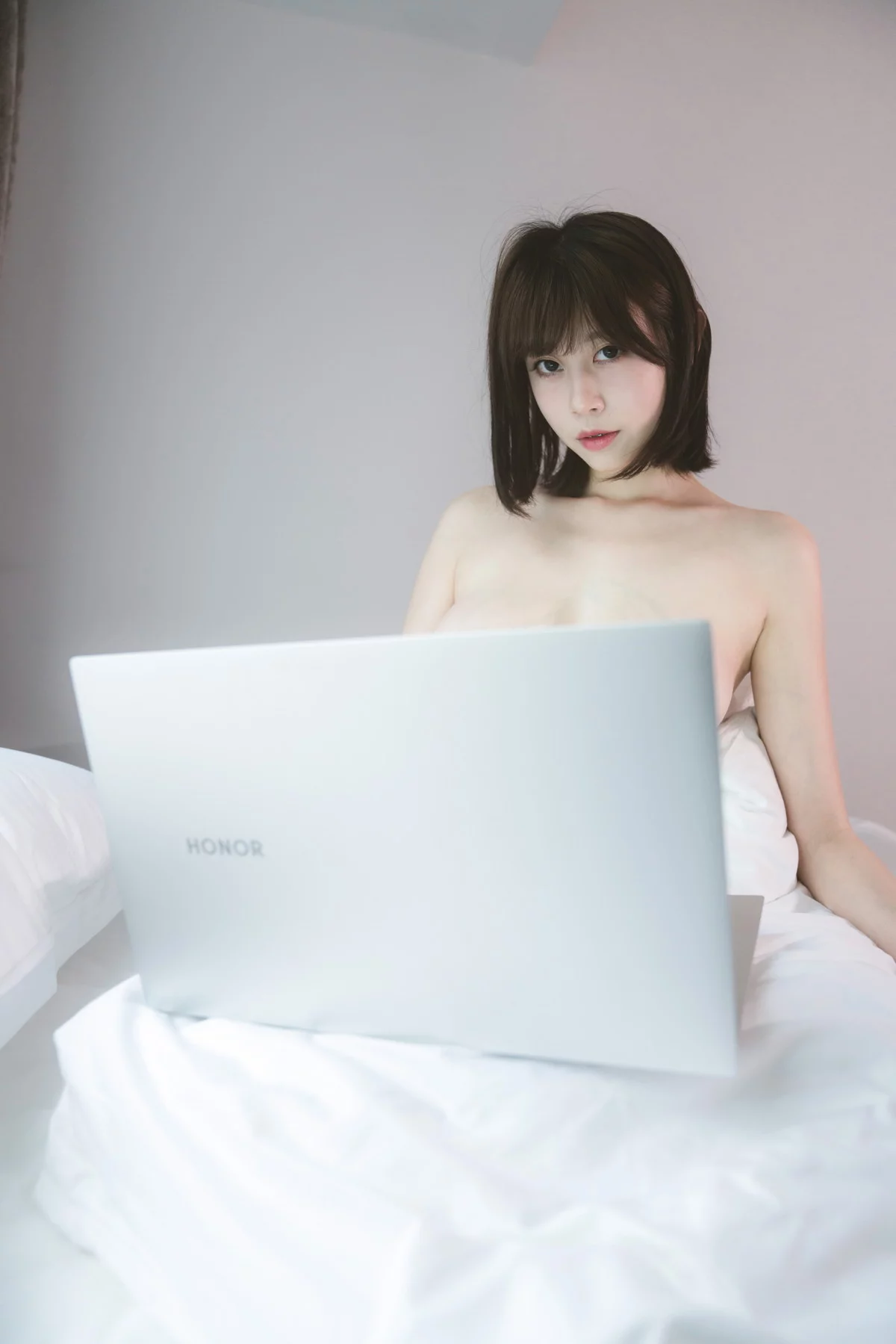 萌妹奈汐酱nice-OL制服主题私房床上脱性感制服露火辣身材极致诱惑写真32P