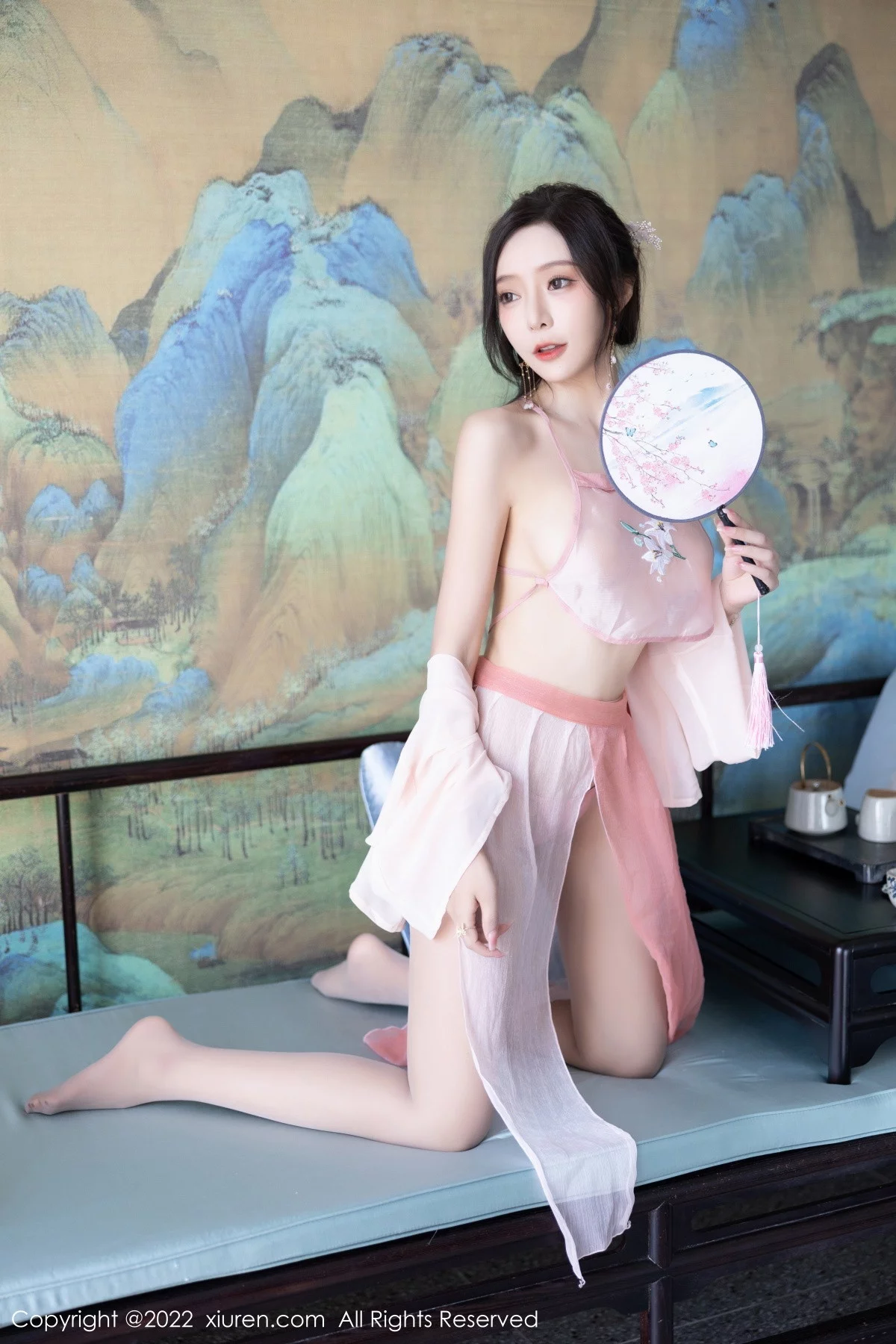 XiuRen第6040期_女神王馨瑶yanni私房粉色肚兜配超薄肉丝秀惹火身材诱惑写真81P