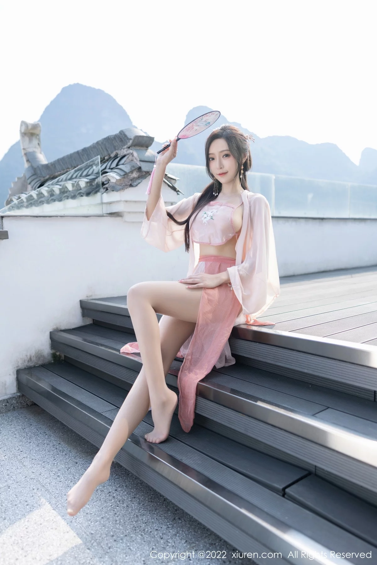 XiuRen第6040期_女神王馨瑶yanni私房粉色肚兜配超薄肉丝秀惹火身材诱惑写真81P